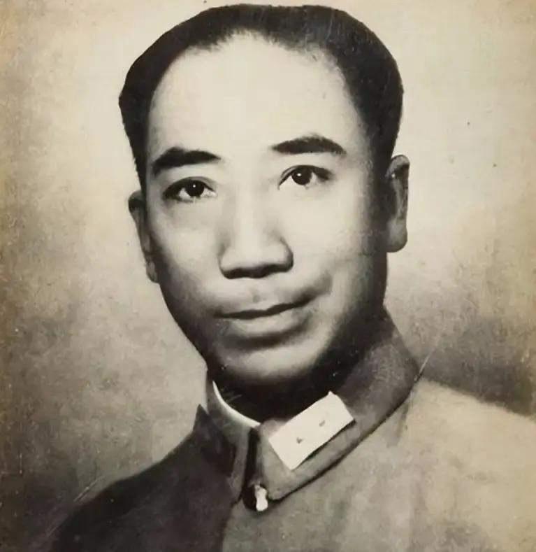 1938年，武汉会战期间，军统湖北站副站长指着钱大钧的鼻子骂道：“你这老东西，别