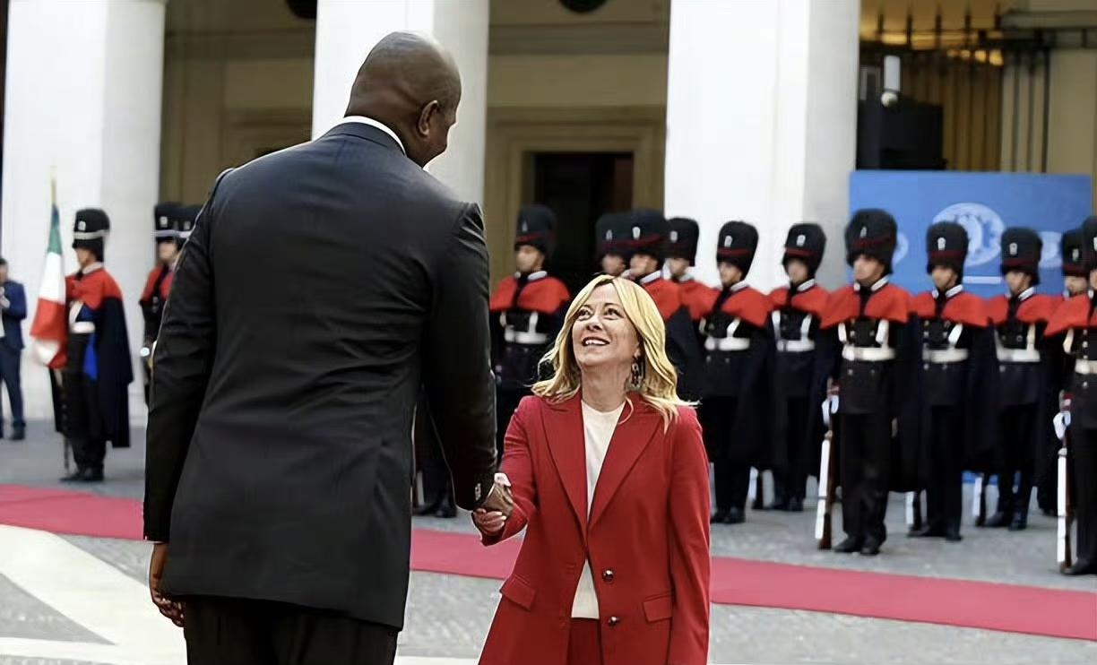 莫桑比克总统访问意大利与梅洛尼会面，着巨大的身高差也太夸张了，有点小鸟依人的感觉