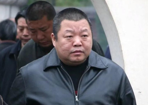 2004年，梅婷因表哥刘嘉良设备被砸一事，给臧天朔打电话：“藏哥，我是梅婷，听说