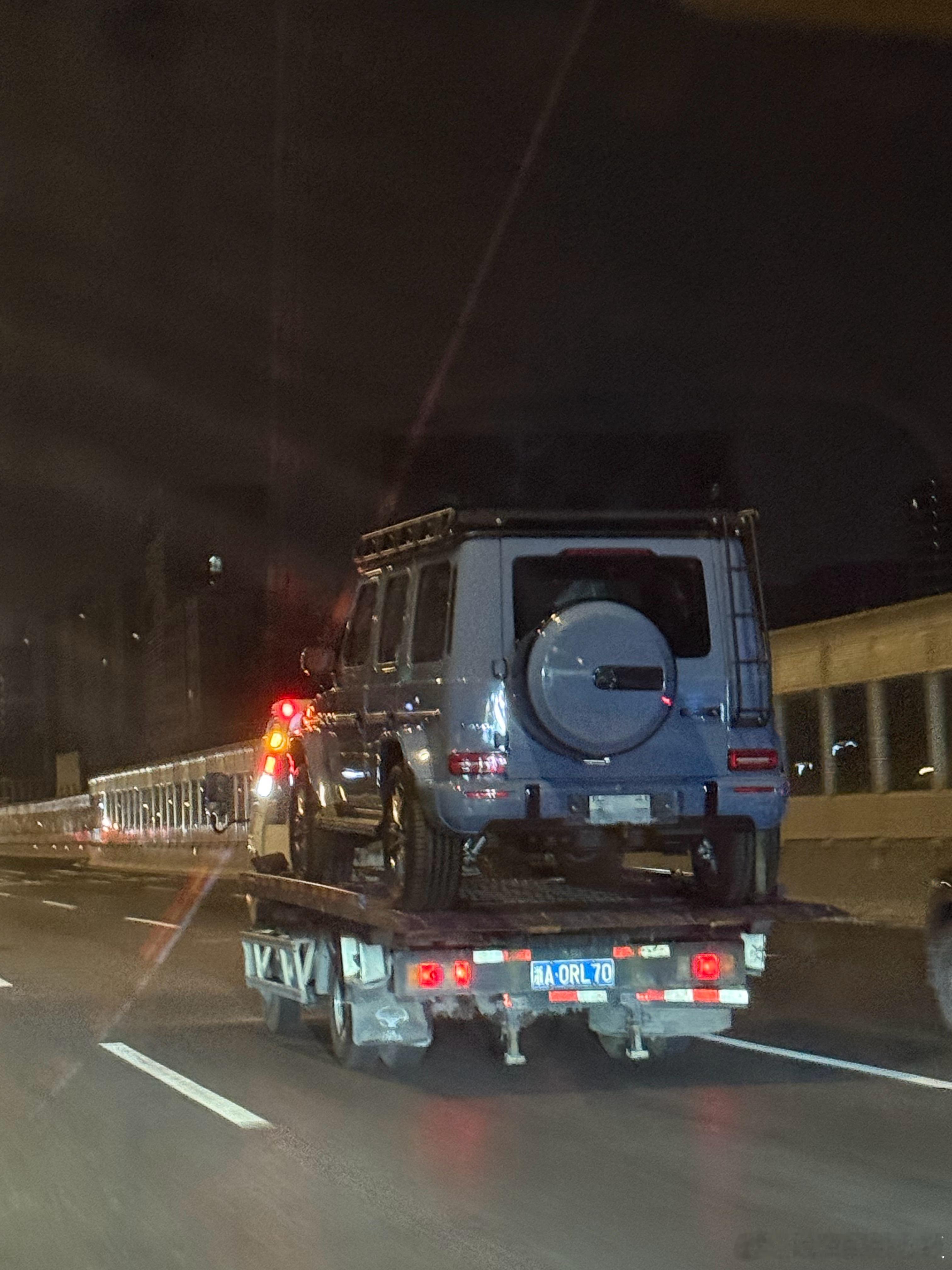 哇偶这是谁的小蓝车这么好看[捂眼睛]跟姚老板混一天吃9顿​​​
