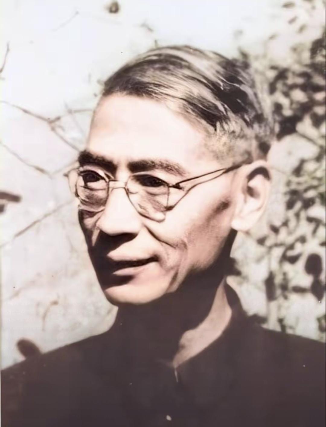 昨晚看联播开头就说到郭永怀的事。1968年他坐的飞机摔了，当时他和警卫员抱住个公