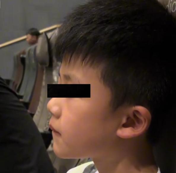 “太触动！”妈妈带着9岁儿子看《南京照相馆》，原本嘻嘻哈哈很开心的男孩，由沉默到
