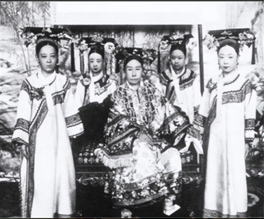 一天中午，慈禧提示宫女试菜。宫女试吃鲤鱼后很兴奋。慈禧瞟了一眼宫女，宫女即刻夹了