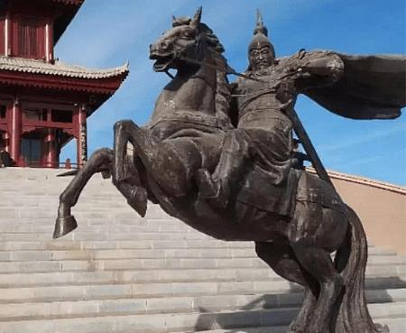 公元75年，仅有600人的金蒲城，被北匈奴20000骑兵围困。东汉名将站在城楼上