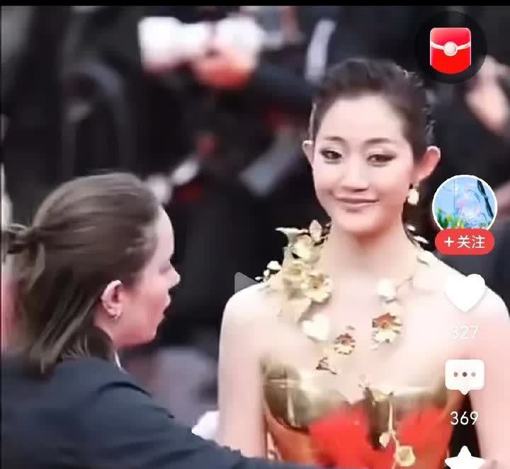 这演员是谁呀？脸皮的确厚了些！把戛纳当成菜市场，把踏毯当成老太太逛超市，还连
