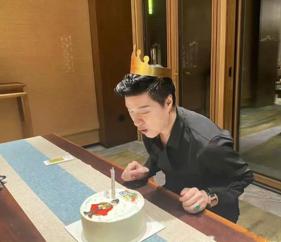 这么看的话范丞丞跟他爸爸真的简直就是一模一样[捂脸哭]​​​