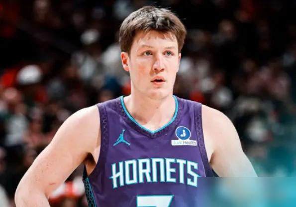 别再聊什么克尼普尔心态崩了。我告诉你，那不是心态，是钱袋。他每一次投丢，都不