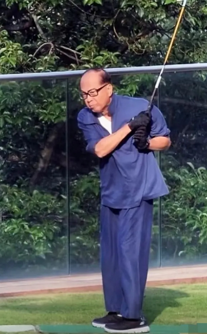 总感觉李嘉诚不对劲，都97岁的人了，白发、皱纹、肌肉萎缩……这些迟暮老人该有的特