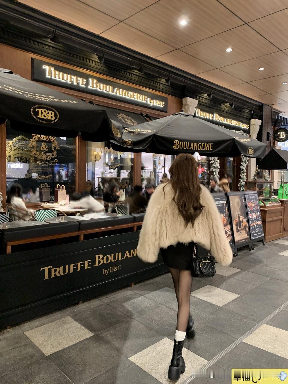 最近去城里逛街，发现了一个奇怪的现象。现在很多女性好像都不爱美了！不管是街边