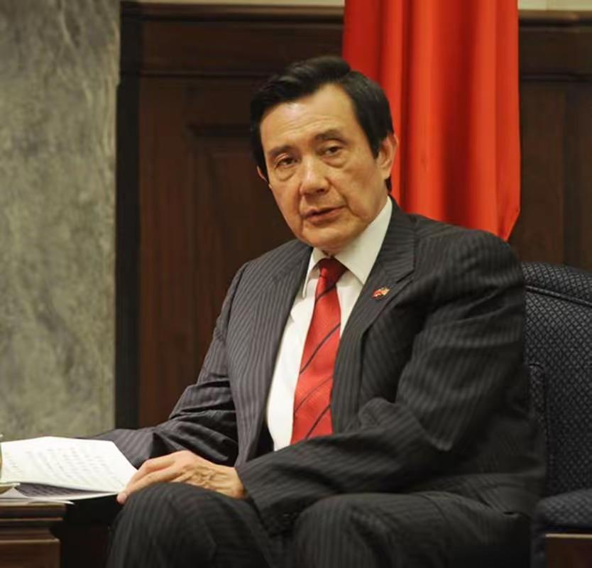 马英九现在可能有些无奈。基金会的人事问题闹得沸沸扬扬。前执行长说马英九忘记了