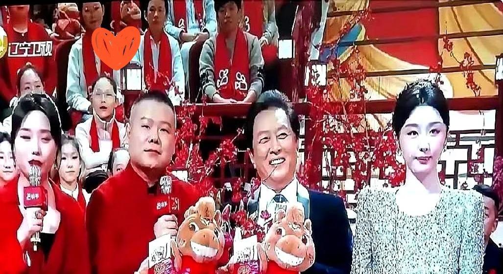 唐国强这一嗓子，把岳云鹏都喊愣了。春晚直播现场，他说完祝词，唐国强突然指着他