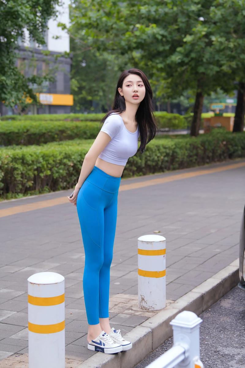 ·找对“舞台”比人美更重要：拒绝平庸背景，寻找颜色对比（红墙配蓝衣）、光影切割