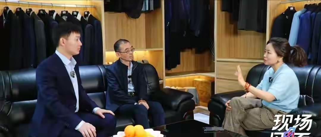 谢浩男这寒假行程满满当当。2月9号晚上，小姨去机场接许健华和谢浩男回四川过年。前