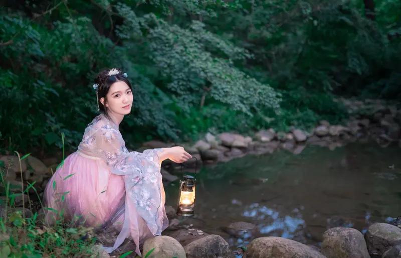 00后女生拍75岁老会计同事的日常视频，像一颗投入平静湖面的石子，引发了大家的关