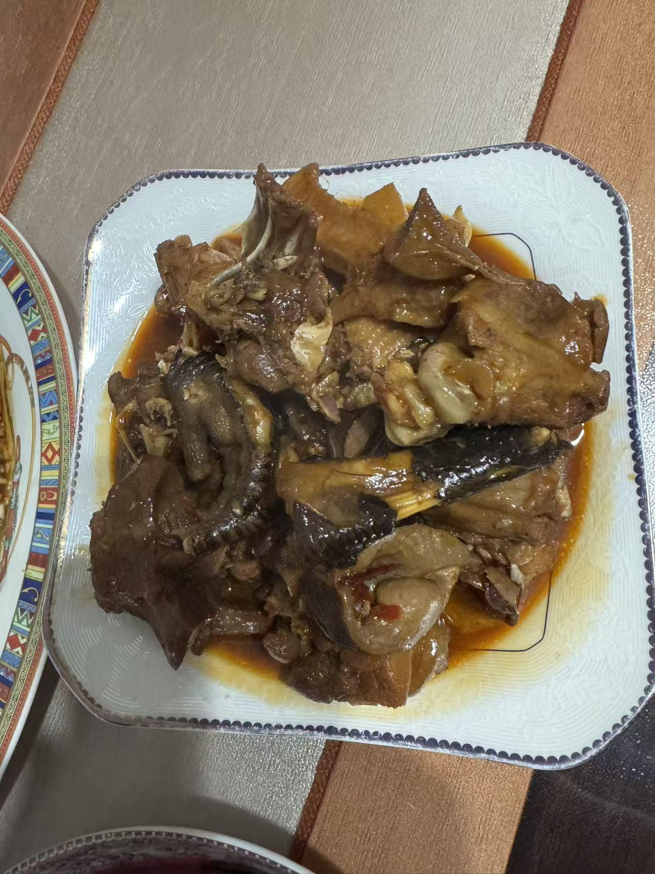 午餐菜品：炒公鸡皮蛋豆腐蒜泥苋菜砂锅煲“炒公鸡”是昨日