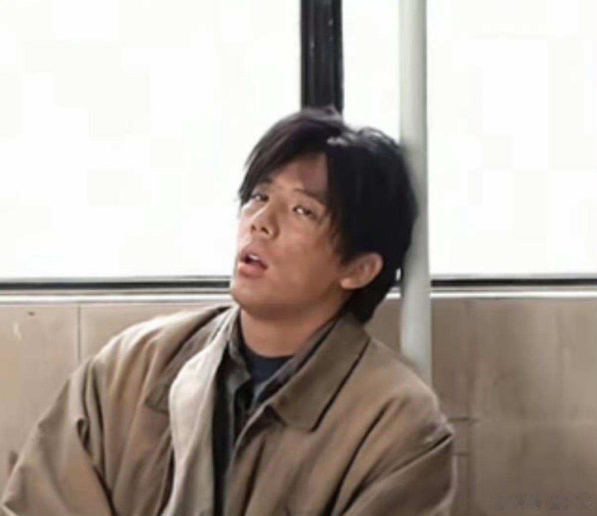 王安宇这是真饿着了王安宇演的毕正明，怕不是真饿了三天三夜吧？从眼神到状态，都透着
