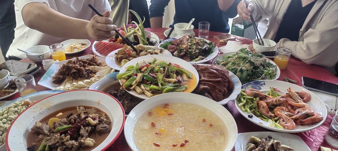 你们吃过乡下的酒席吗,感觉如何?气氛好，非常热烈。这是你在城中饭店里面感觉不到的