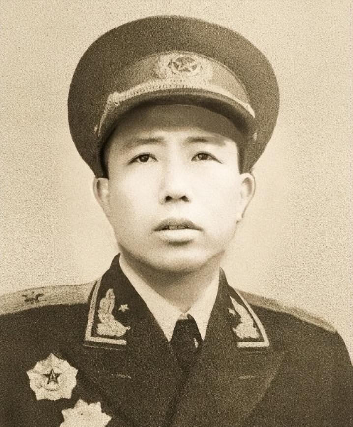 1943年，汉奸抓了个女八路，保长却拦住不让带走。汉奸队长王大麻子正要发火，保长