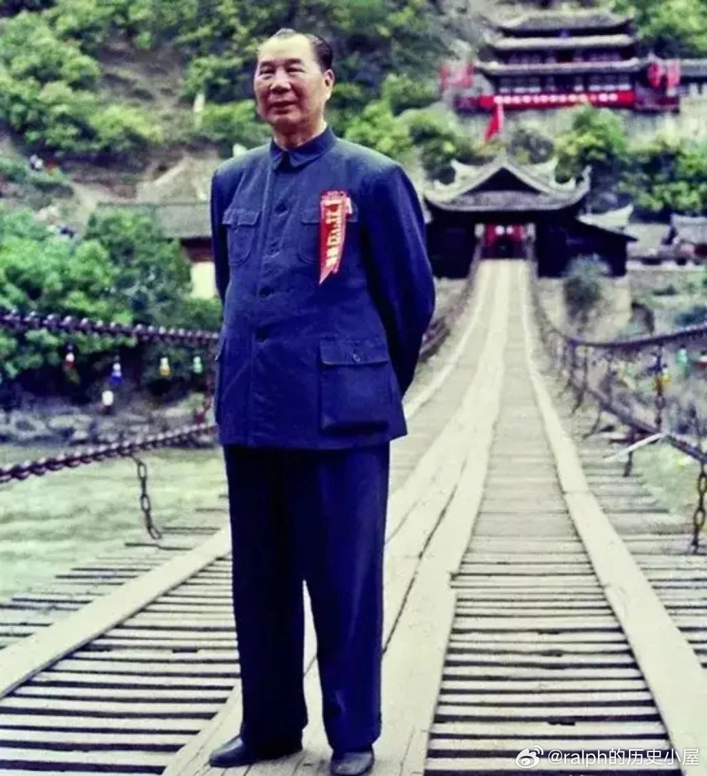 1986年是红军长征胜利50周年。杨成武将军在参加纪念活动时，再次来到了泸定桥历