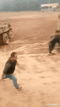 搞笑gif: 美女, 你到底喝了多少酒! 玩的这么疯狂!