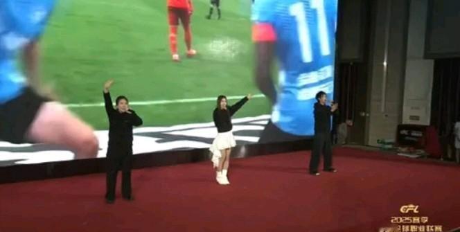 五星吐槽中足联颁奖会：简陋敷衍，还不如有些公司的年会现场！我们看了昨晚2025