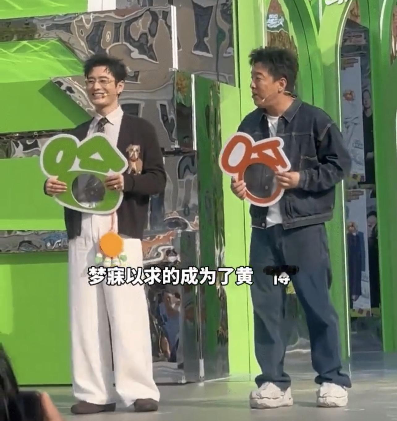 青岛里院喜剧节开幕式，台下笑声没停过。黄渤：小明最近很努力啊，终于考上了博士，梦寐以求地成为了黄&3