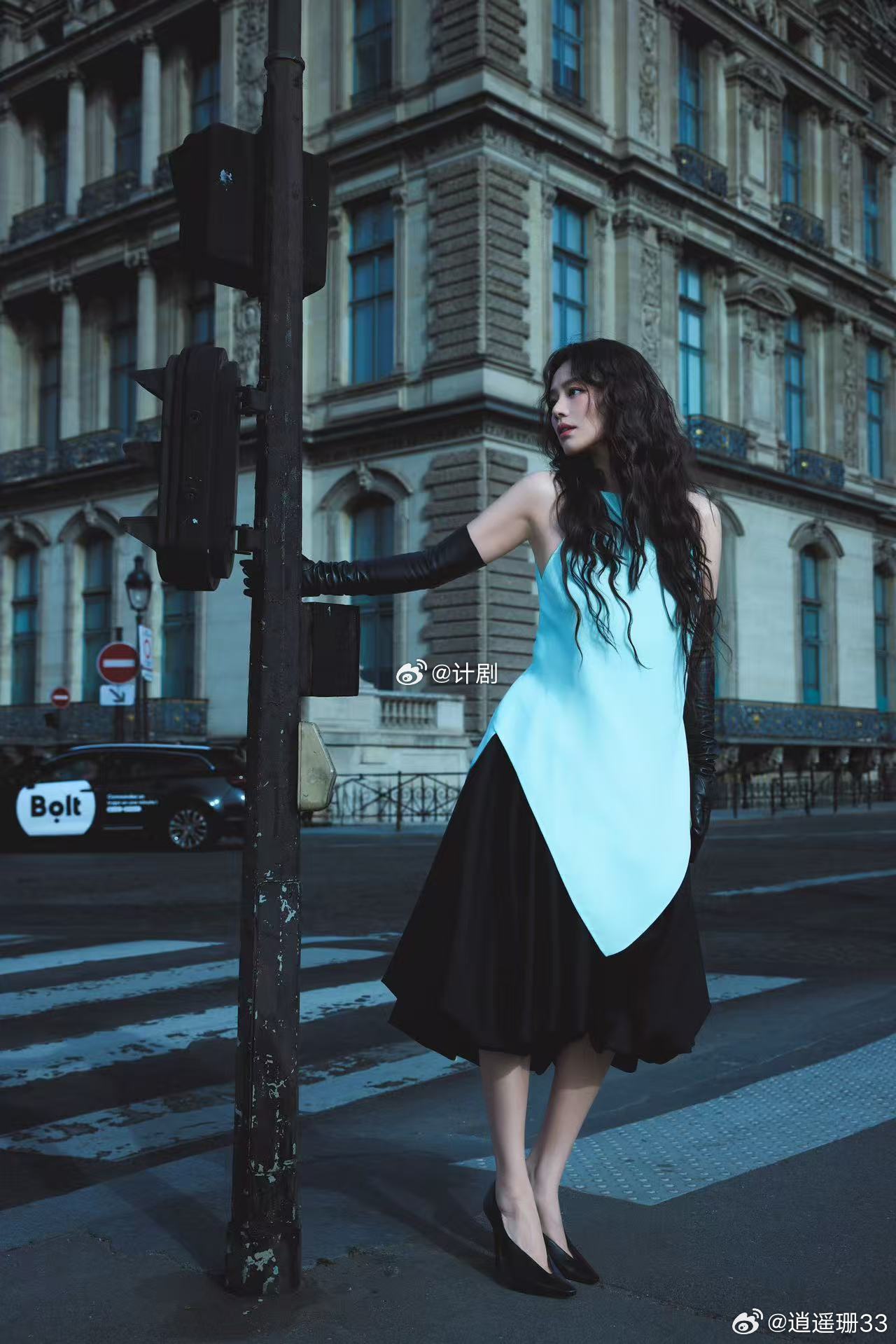 马思纯把撞色玩明白了谁懂马思纯这种色彩把控力，冷蓝眼影配暖调底妆，薄荷绿和黑纱