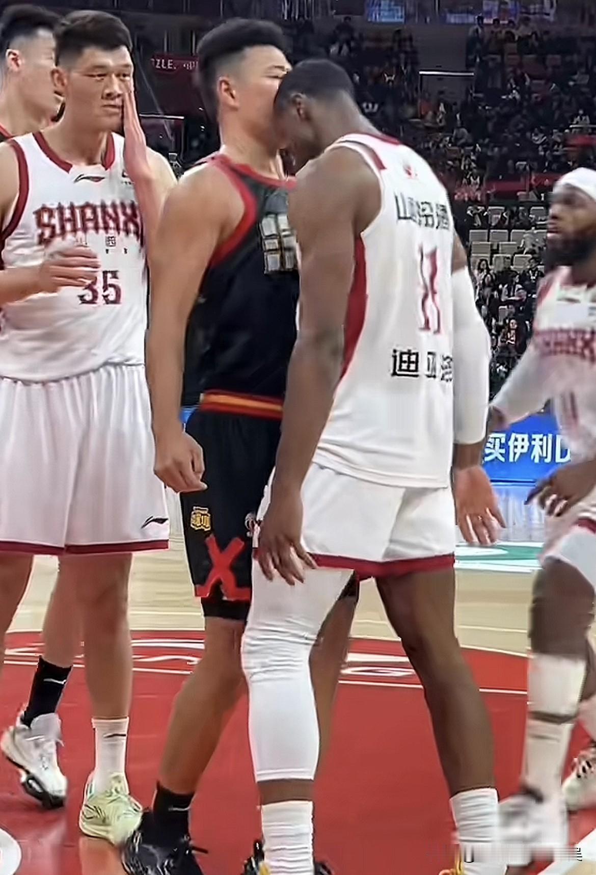 火药味十足！迪亚洛与贺希宁发生冲突！深圳对阵山西的比赛中，迪亚洛持球突破打进