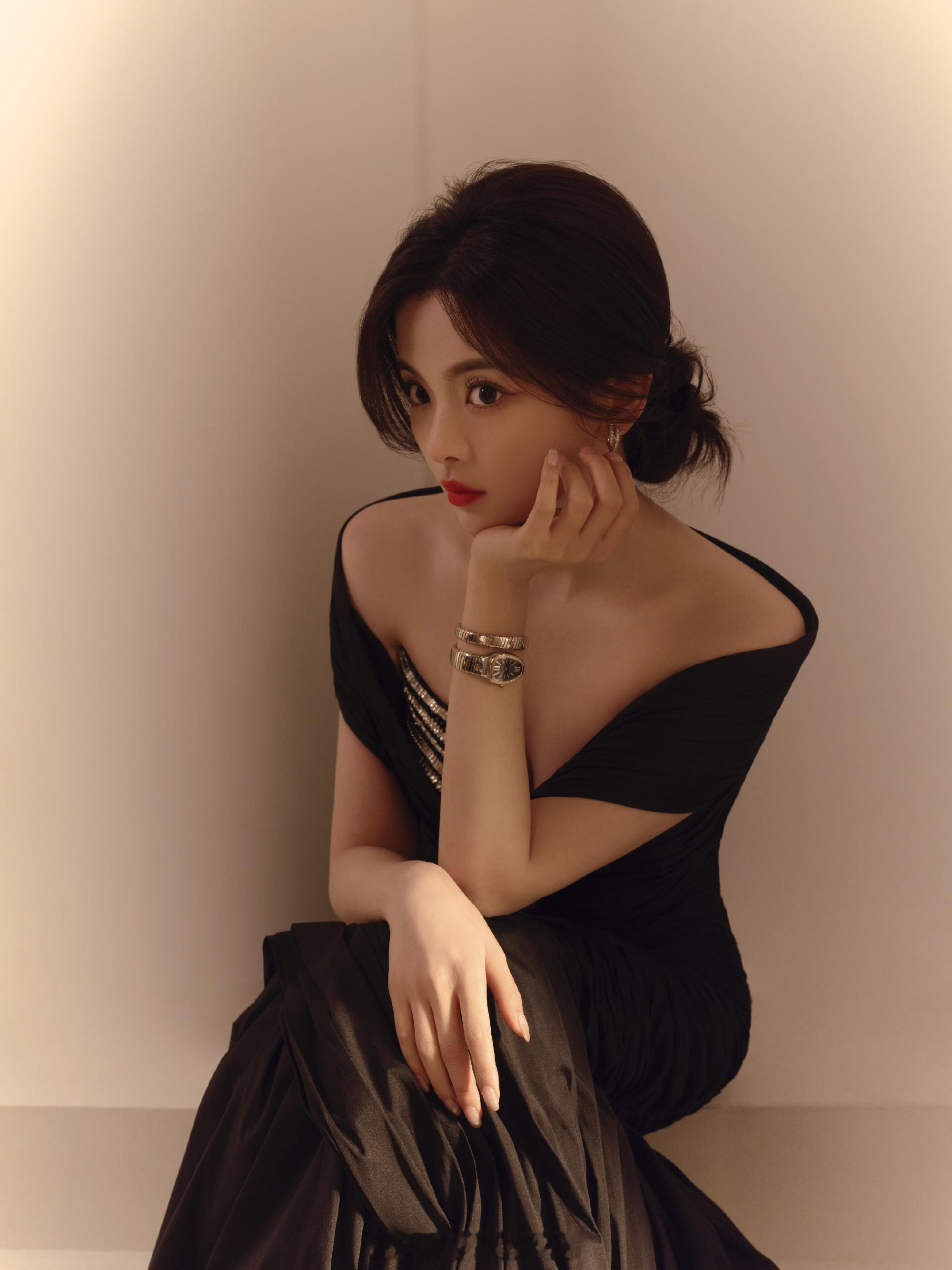杨超越黑色鱼尾礼裙