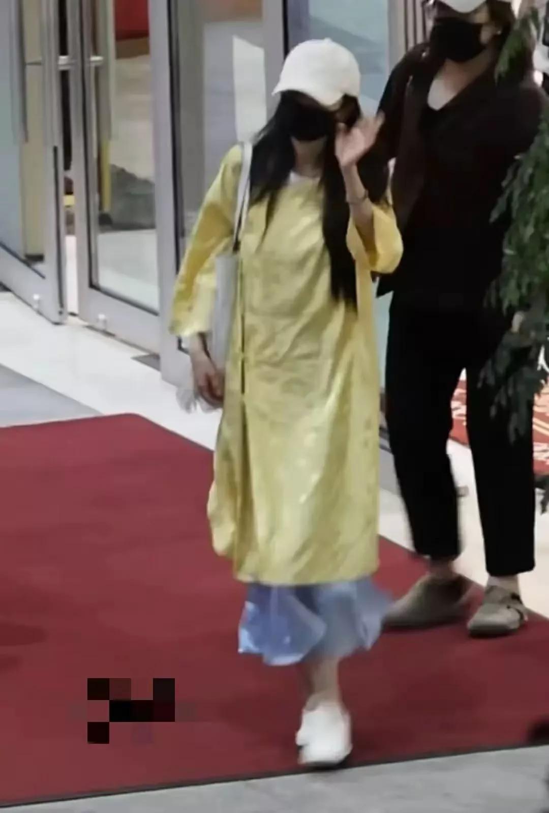 杨幂身着黄色新中式长衫，搭配蓝色半身裙，夏日氛围感拉满杨幂上身的新中式长衫采用