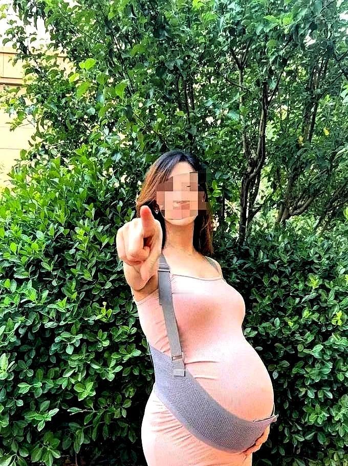 看到湖北那则新闻，脊背一阵发凉。八个月身孕，四次产检都说是“单活胎”，直至临产才