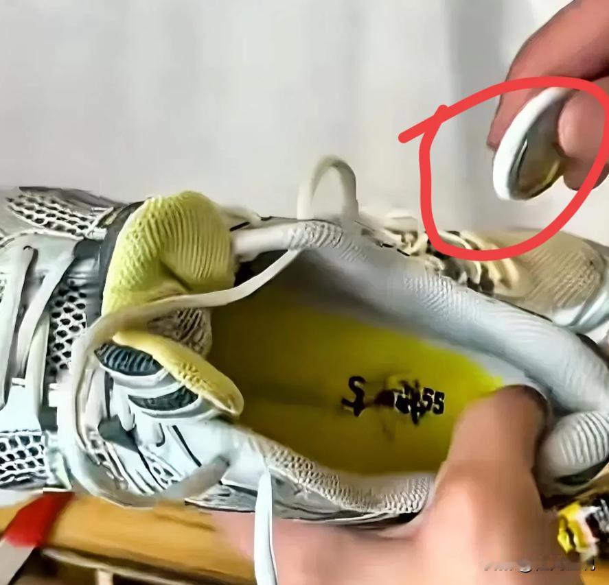 德国一名男子将内藏GPS追踪器的鞋子捐给红十字会，想看看它会被送到哪里。没想到，