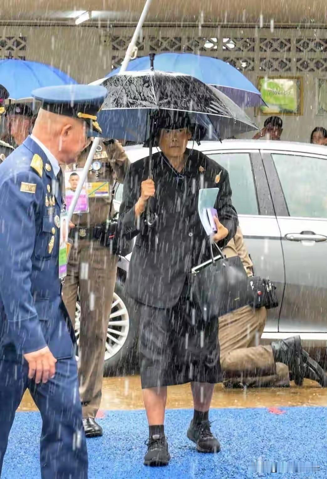 9月23日，泰国诗琳通公主殿下被拍到了这样一张照片，照片里的她穿着朴素，就和街头