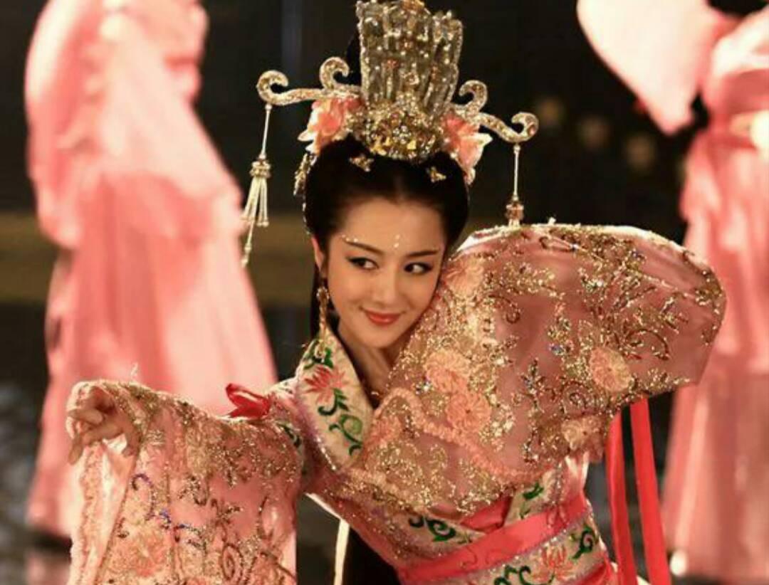 215年，曹操看到儿媳的打扮，心里很是不痛快，宴会上本想忍一忍，最终还是没能控制