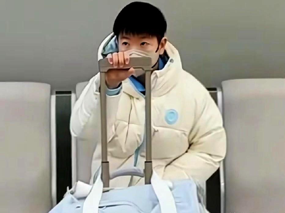 谁懂啊！莎莎成都之行的隐藏惊喜也太会戳人了吧！她一个人安安静静地走VIP通道，