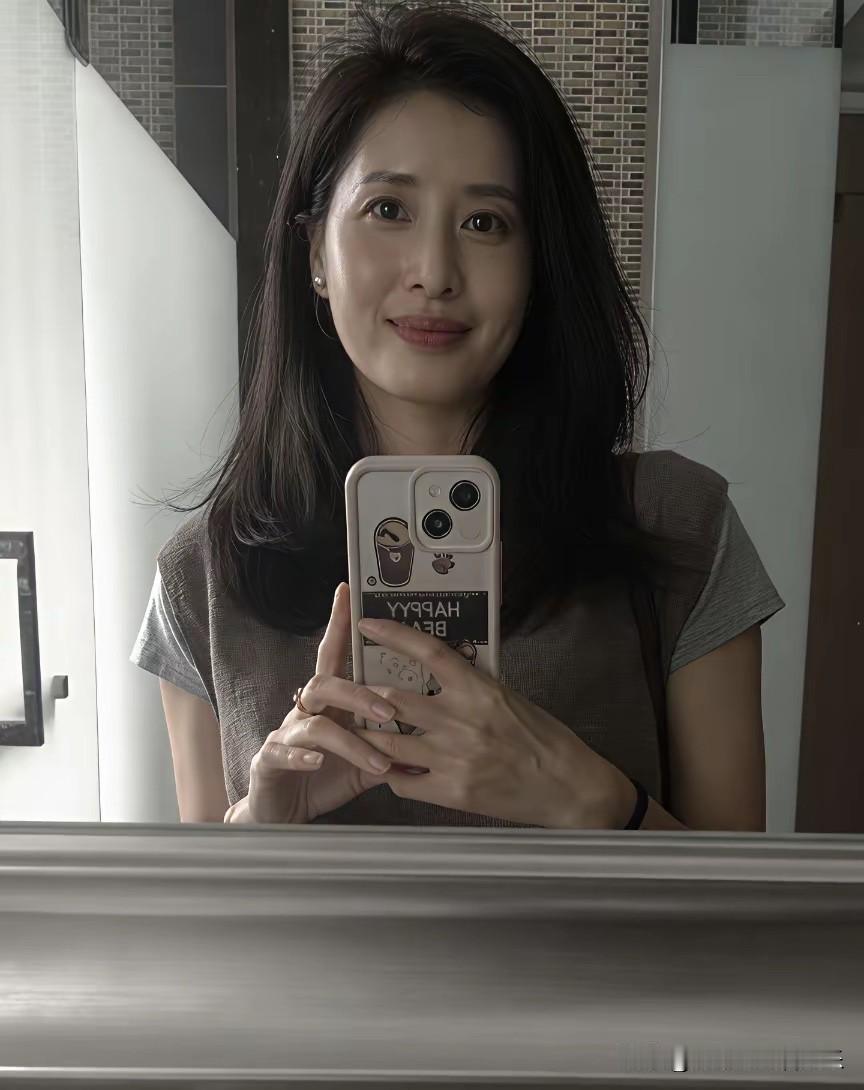 我敢打赌，这个阿姨年轻时候，肯定是一个美人胚子！不接受反驳！