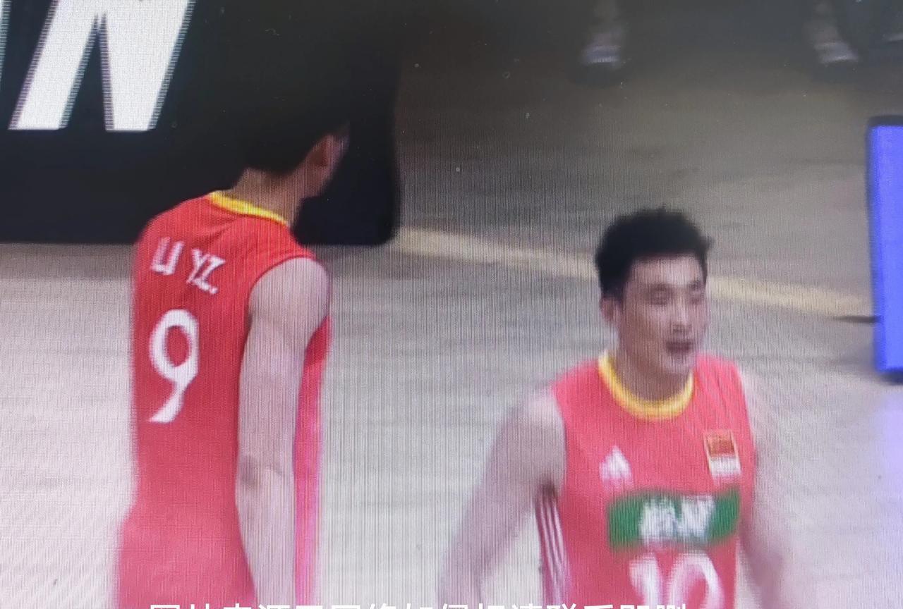 发球失误有点多，中国男排先负一局。中国男排在2025世联赛的首秀让球