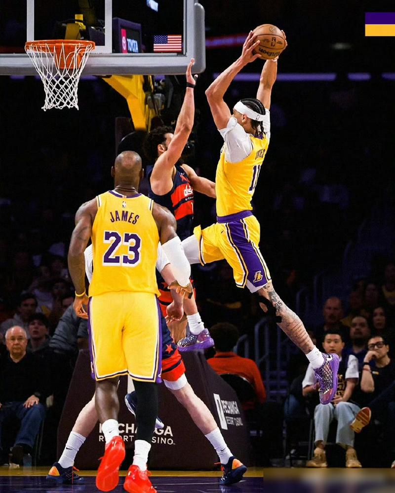 别再盯着东契奇那条二级拉伤的腿了。我告诉你，那根断裂的腘绳肌，真正拷问的，是勒布