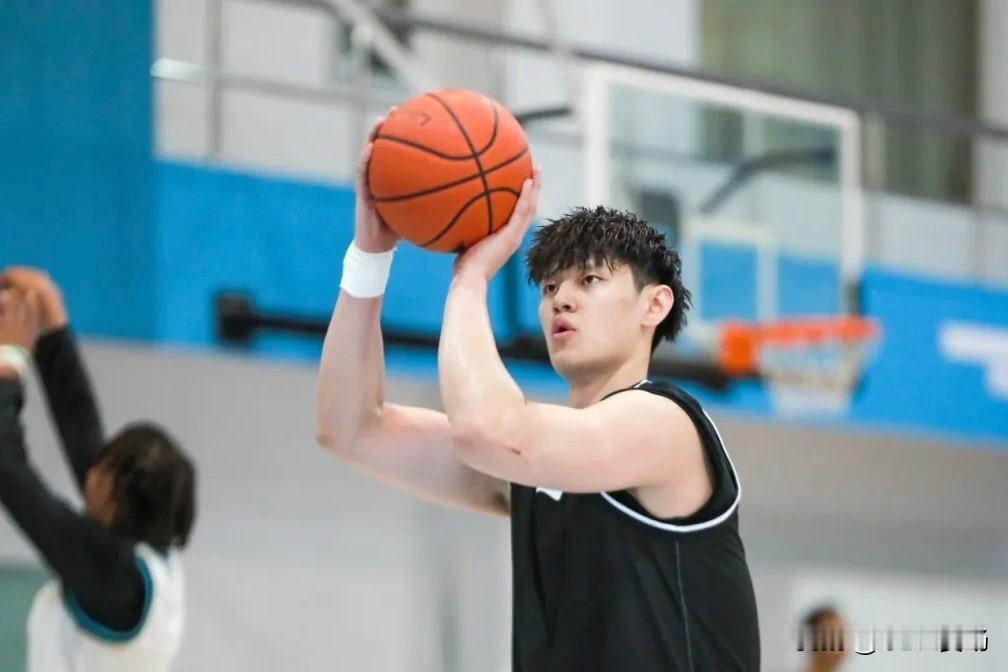 据北京首钢的跟队记者勇方方透露，此前因膝伤长期缺阵的曾凡博将于4月24日对阵吉林