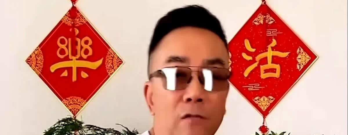 真是看热闹的人不嫌事大，天津著名相声演员杨议直播时被网友调侃道:“你不是一直想找