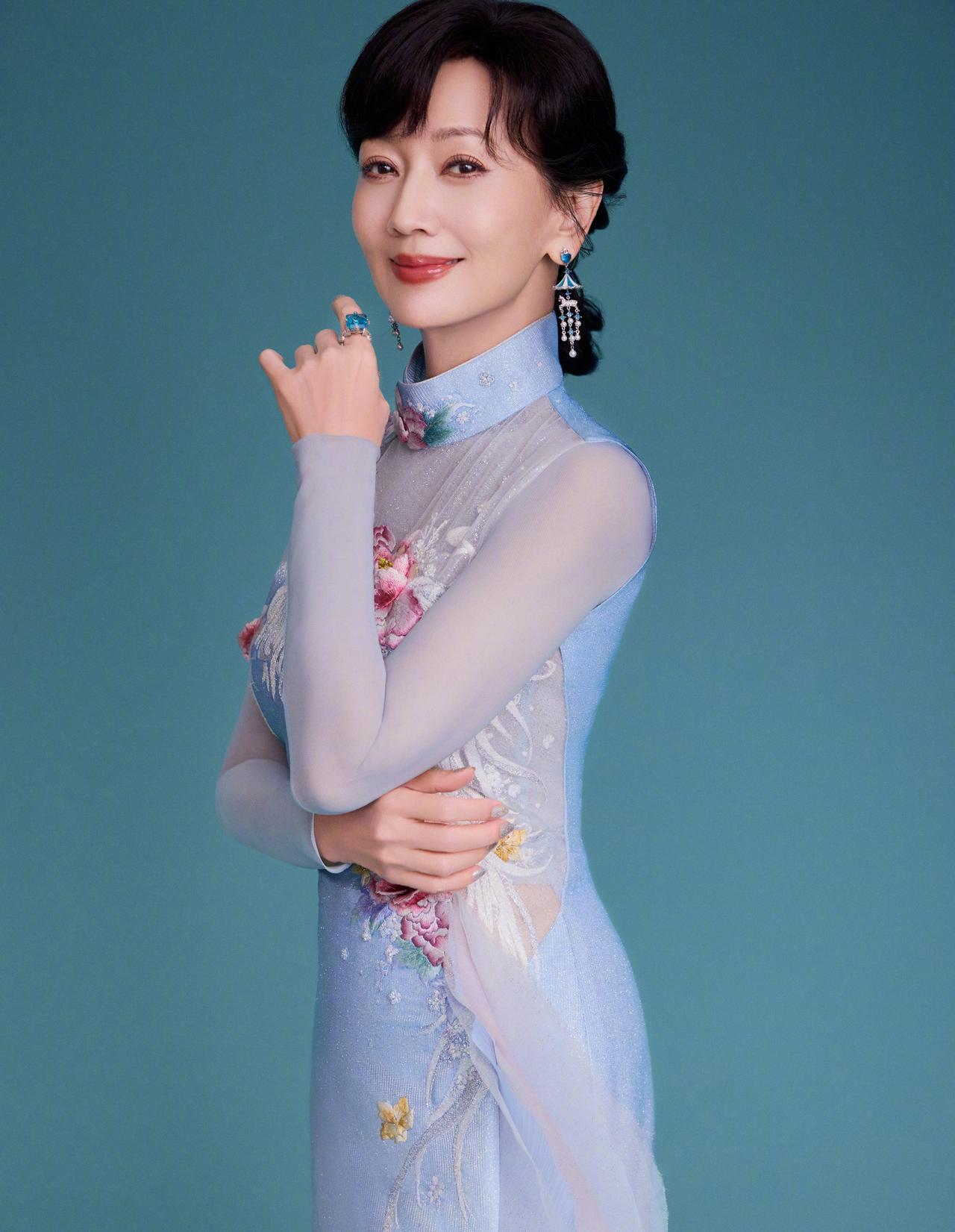 有一种美，叫赵雅芝的“岁月从不败美人”。一袭浅蓝色刺绣旗袍，清透如初夏的湖水