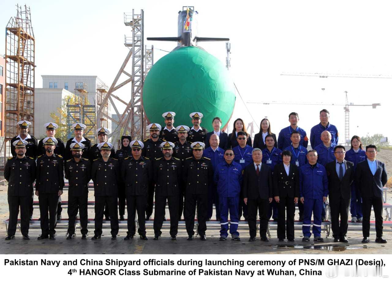 巴基斯坦海军第四艘汉戈尔级潜艇“GHAZI”号昨天在武船双柳基地下水。巴基斯坦海