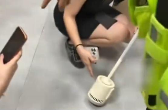 “男的坏，女的蠢！”四川成都，一男子对女性的隐私上瘾，总想偷偷观看女子的隐私处。