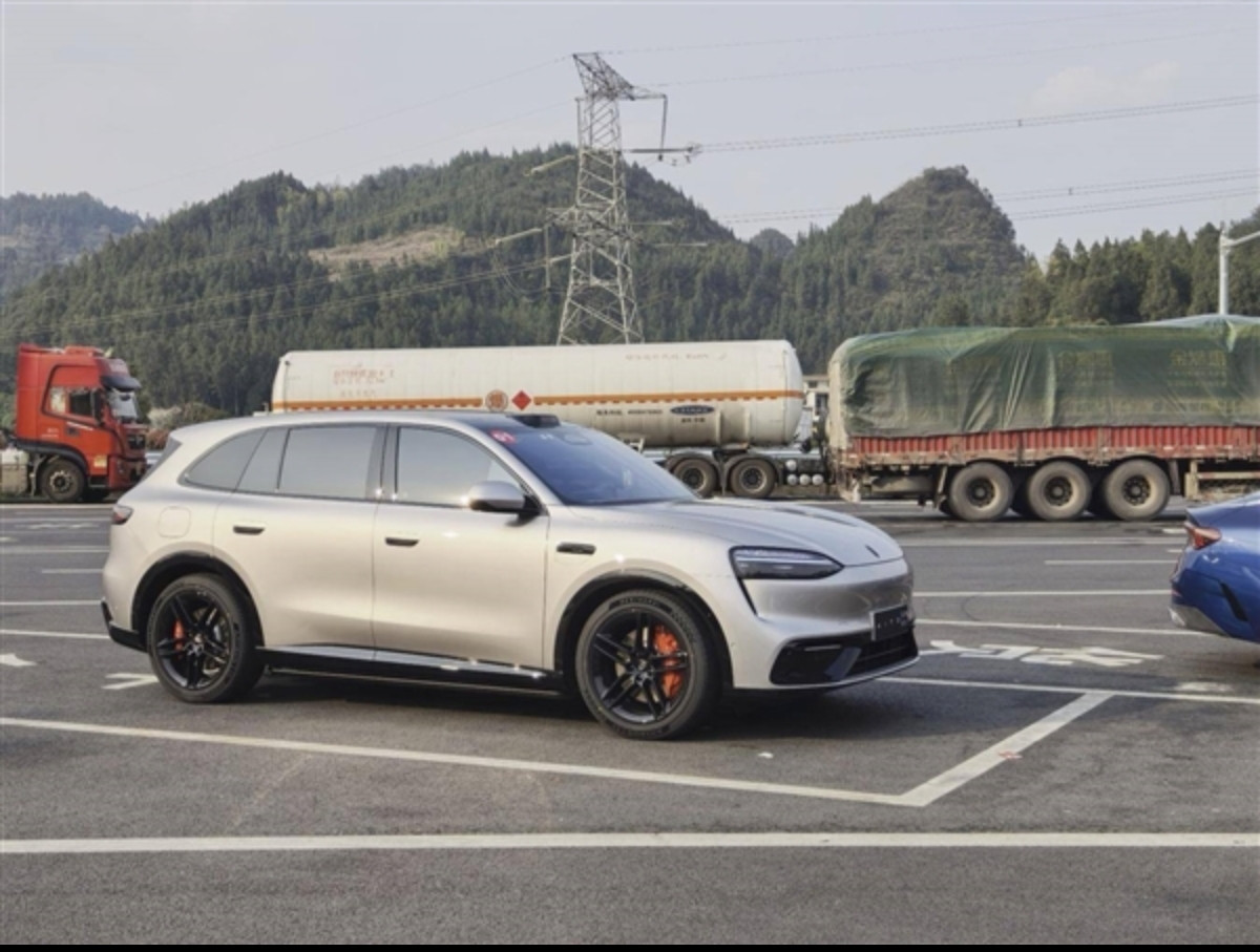 对标中型豪华SUV！问界M6内饰曝光，随动屏+激光雷达，配置拉满鸿蒙智行全新