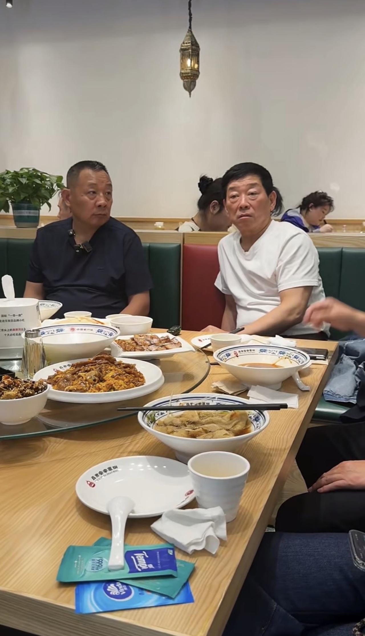 近日，于东来和魏建军一起吃饭，感觉他的心好细，很会照顾别人的感受。于东来正在