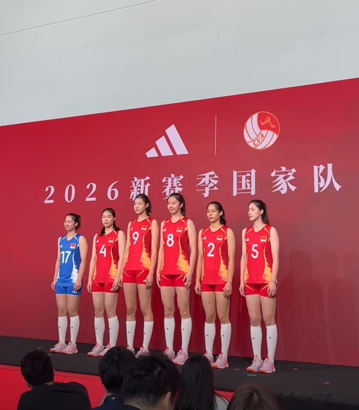 中国女排身穿新球衣亮相！二传小将张籽萱球衣号码由上赛季的23号正式更新为4号，这