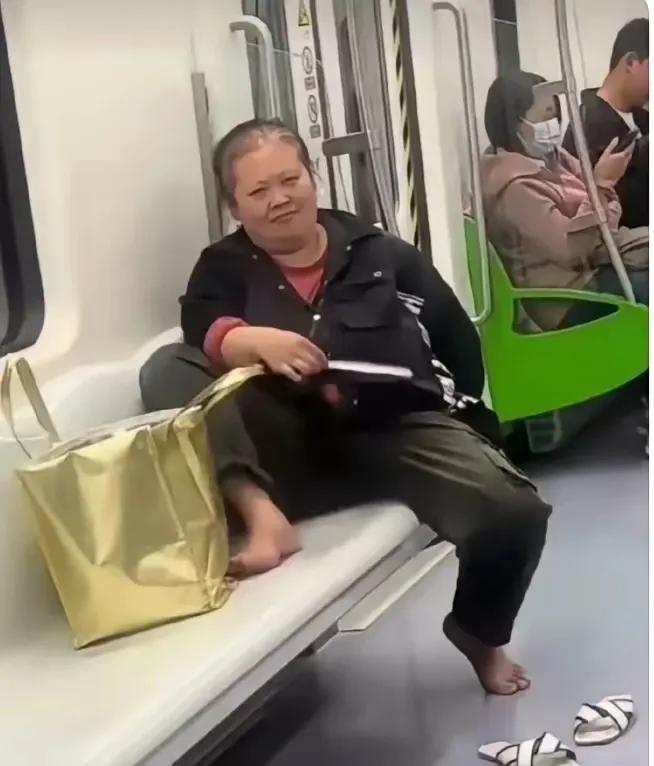 这派头感觉不是大妈，更像是一位豪横的“大爷”。地铁上这一位大妈，那魁梧的身材