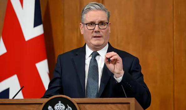 英国终于有脊梁了 今天凌晨，英国首相斯塔默的话，听得真爽。 有记者问他，