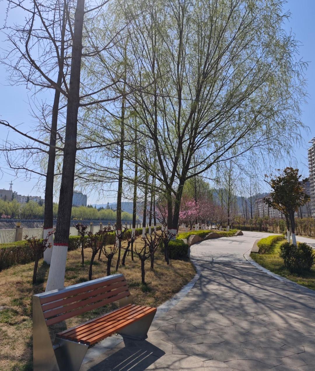 一位社会学家非常扎心的一段话：不知道你有没有发现现在上班是越来越累上班时间