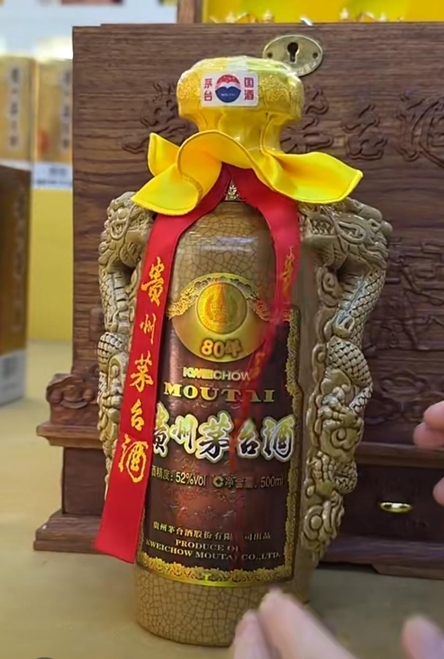 离谱！管家两年半“蚂蚁搬家”偷243万名酒，偷完还买假酒补箱子，终审判10年半！